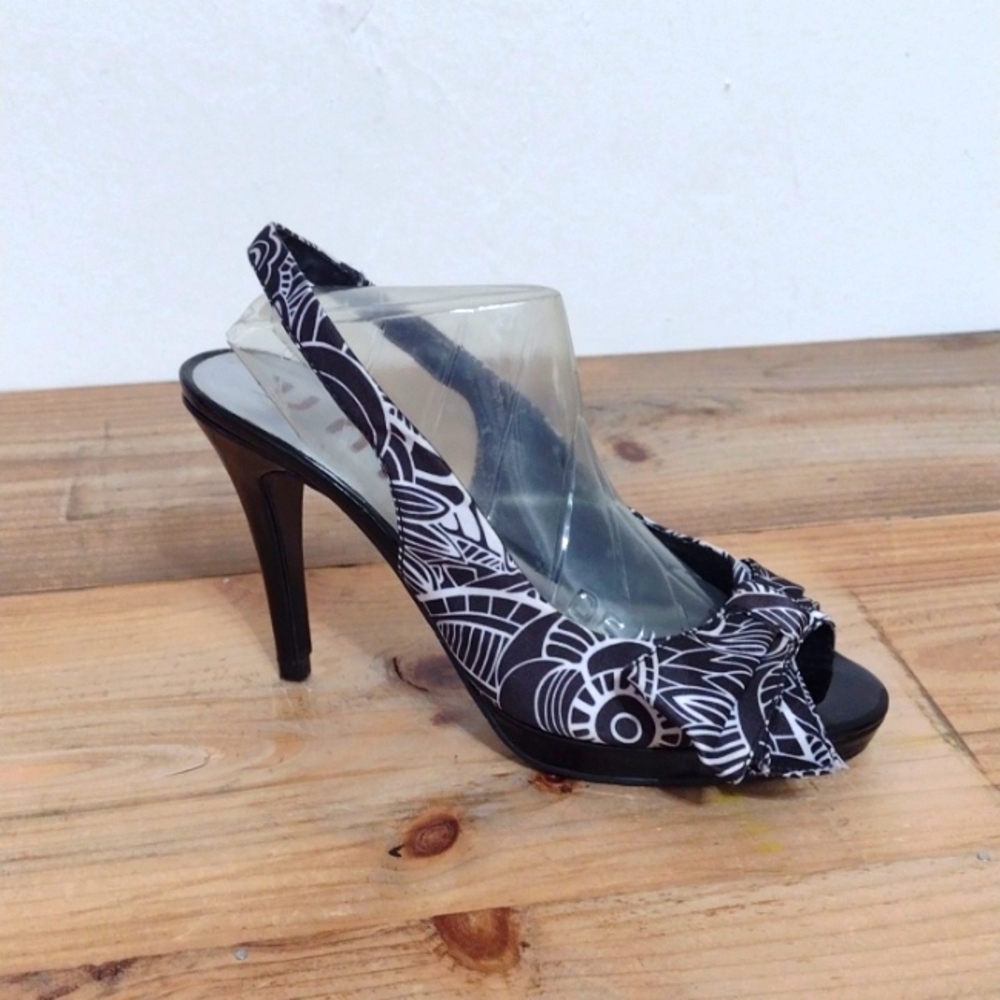 Unisa Black Open Toe Heeled Sandals w/ Bow & Backstrap Size 7m